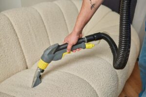 Jak skutecznie wyczyścić tapicerkę kanapy? Sprawdź nasze najlepsze sposoby!