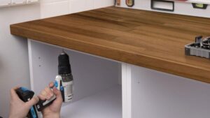 Montaż blatu kuchennego: jak uniknąć najczęstszych błędów?