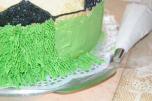 Zaskocz swoich gości – trawa na tort jako niezwykły dodatek do deseru