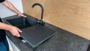 Zlew w blacie – jak uniknąć błędów i frustracji podczas montażu?