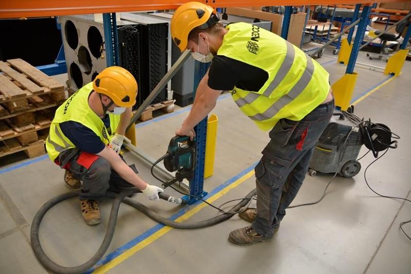 Bezpieczne mocowanie regałów do ściany – jak to zrobić bez obaw?