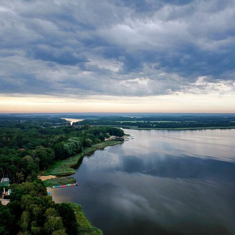 Realistyczna sylwetka jeziora