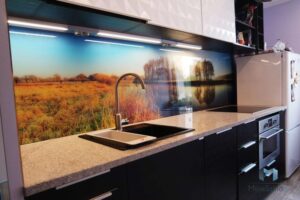 Jakie szkło pasuje do białej kuchni z drewnianym blatem? Oto idealne propozycje!