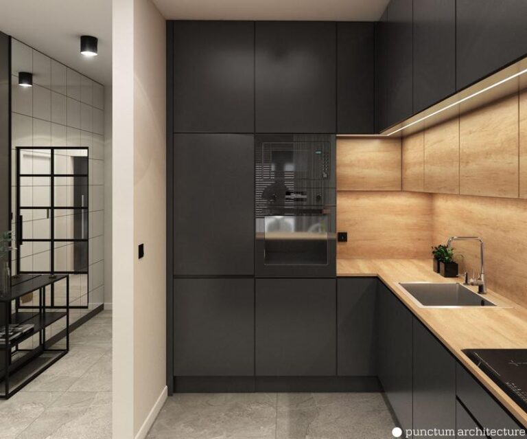 Praktyczne pomysły na wypełnienie przestrzeni między szafkami w białej kuchni z drewnianym blatem