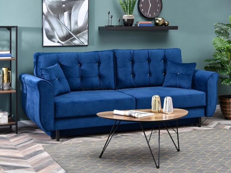 Stwórz harmonijne wnętrze: jakie meble idealnie komponują się z granatową kanapą?